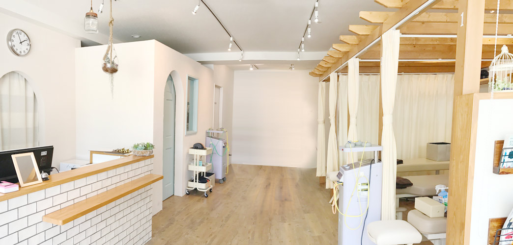 カフェのように居心地の良い清潔な院内です。